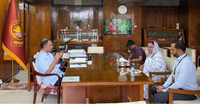 প্রধানমন্ত্রীর সঙ্গে সাক্ষাৎ করেন জুলাই গণঅভ্যুত্থানে শহীদ জাহিদের মা ফাতেমা তুজ জোহরা